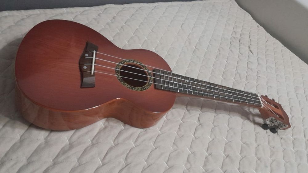 Продам укулеле срочно