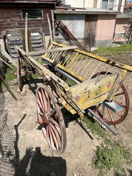 Каручка с дървени колела