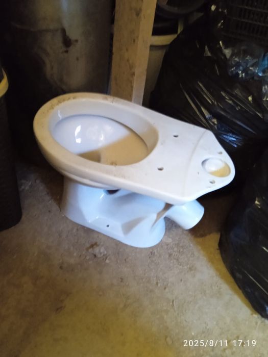 Продаю унитаз и бидэ