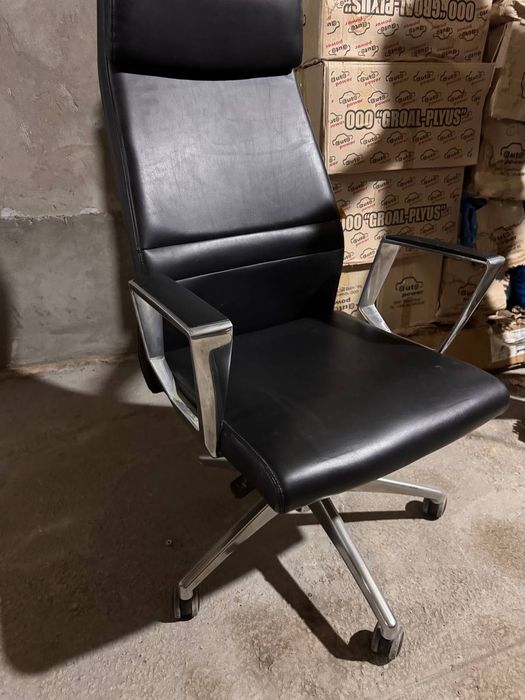 Kreslo Sotiladi  drektorski holati idial