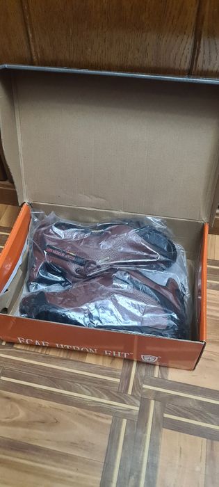 Продам кожаные кроссовки.