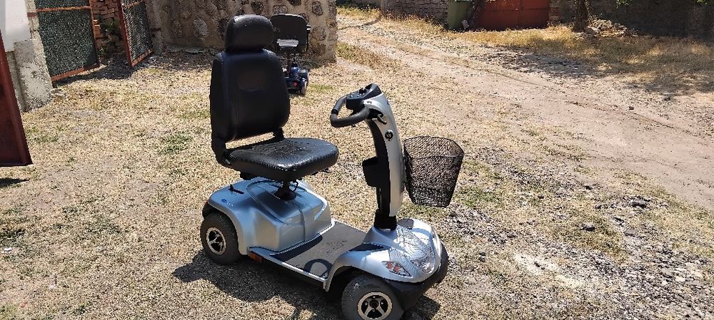 Електрически скутер за трудно подвижни хора.