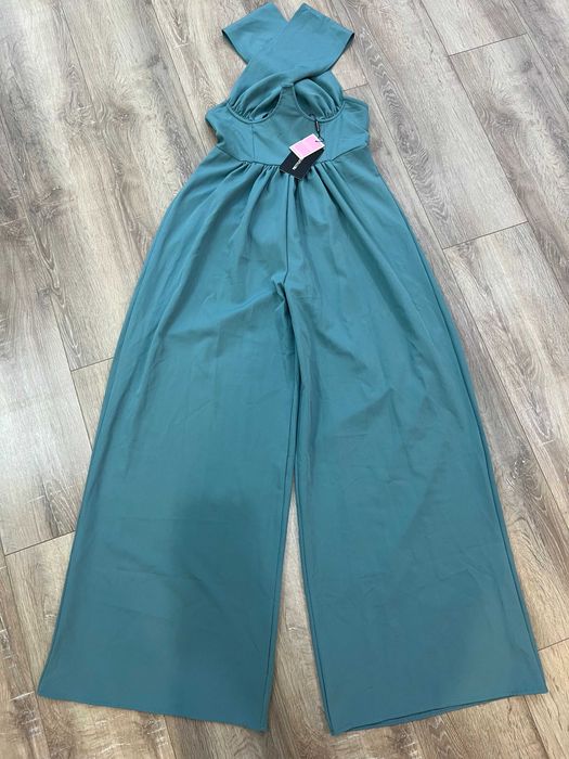 синьо-зелен гащеризон подходящ за официални събития