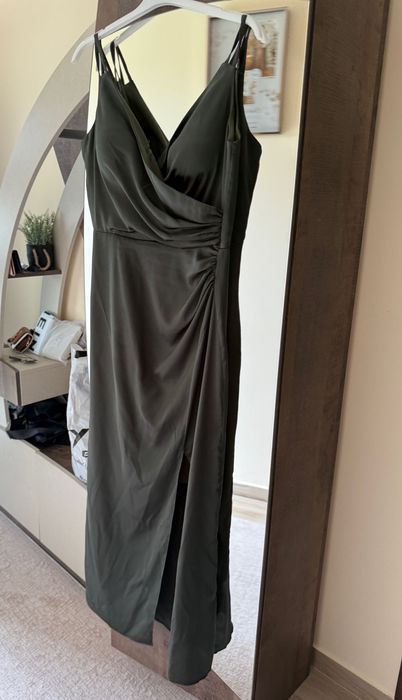 Елегантна сатенена рокля в маслиненозелено