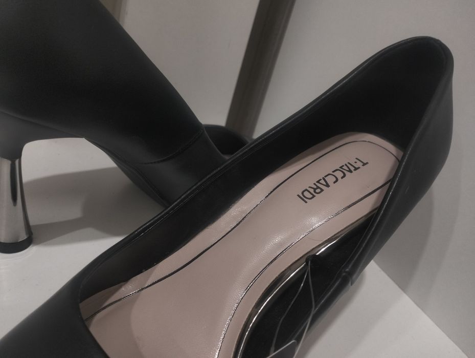 Продам женские черные туфли, размер 37