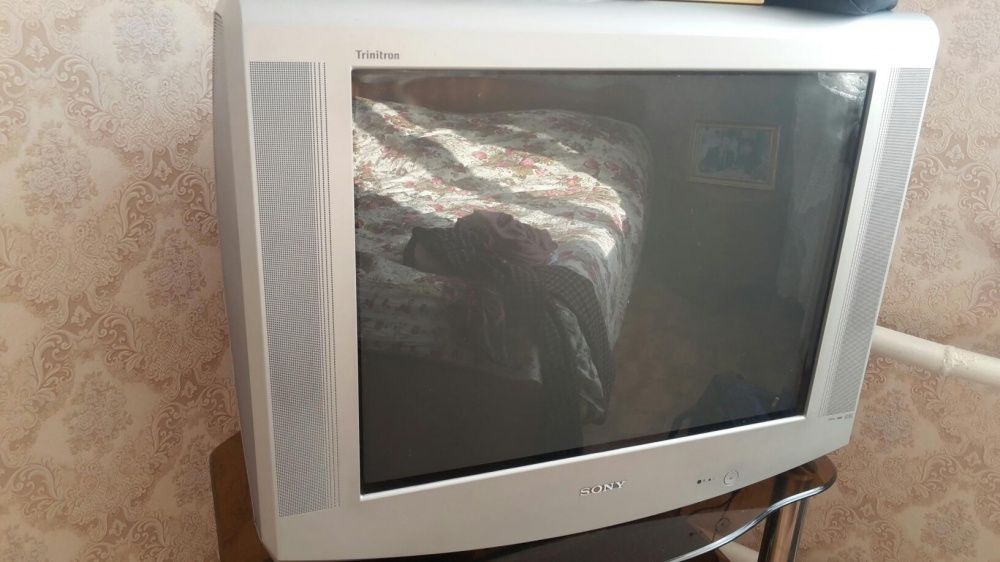 Срочно продам телевизор с подставкой