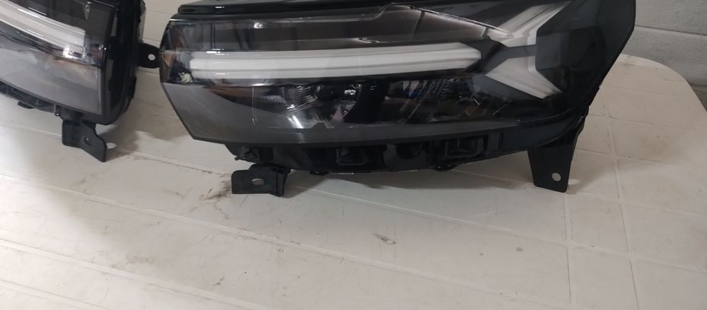Far dreapta și stânga Dacia Duster 3 sau bixter