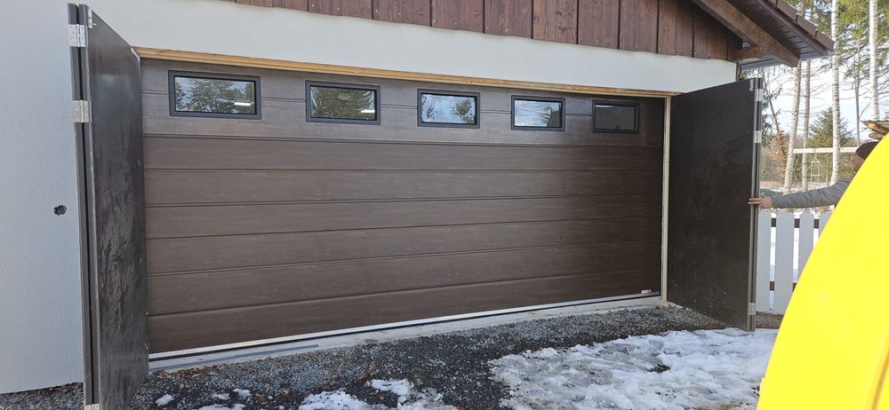 Ușă garaj secționala,culoare nuc automată si geamuri cu ramă neagră