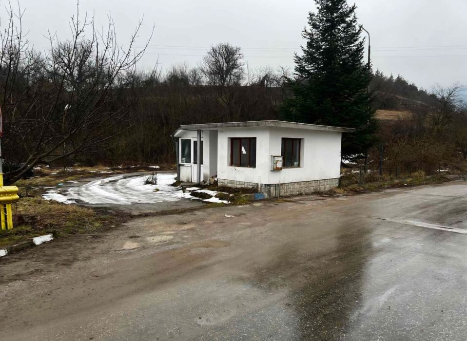 Продавам парцел с постройка в с. Павелско!