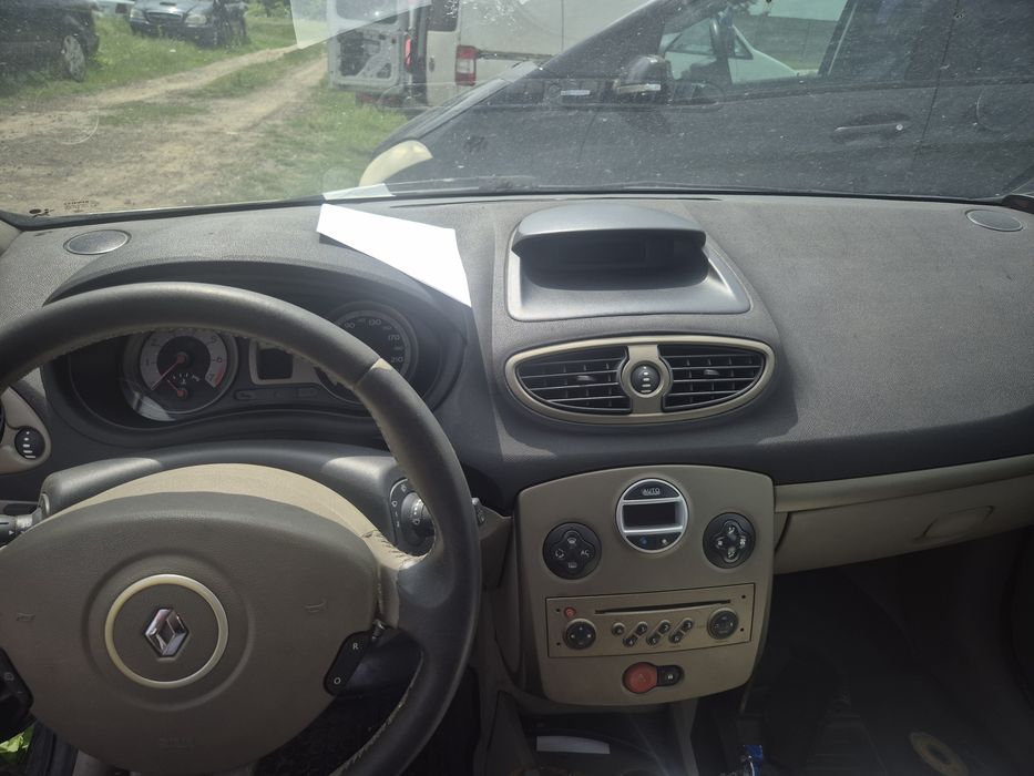 Dezmembrez renault clio 3 2008