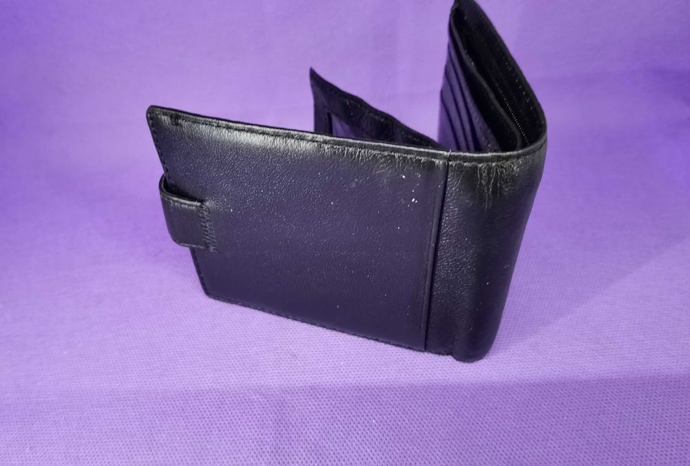 Продавам нов Gucci портфейл от черна естествена кожа