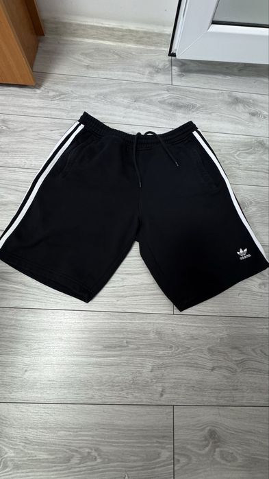 Vand pantaloni scurti Adidas sst negri, marimea M in stare foarte buna.Pret 80 lei