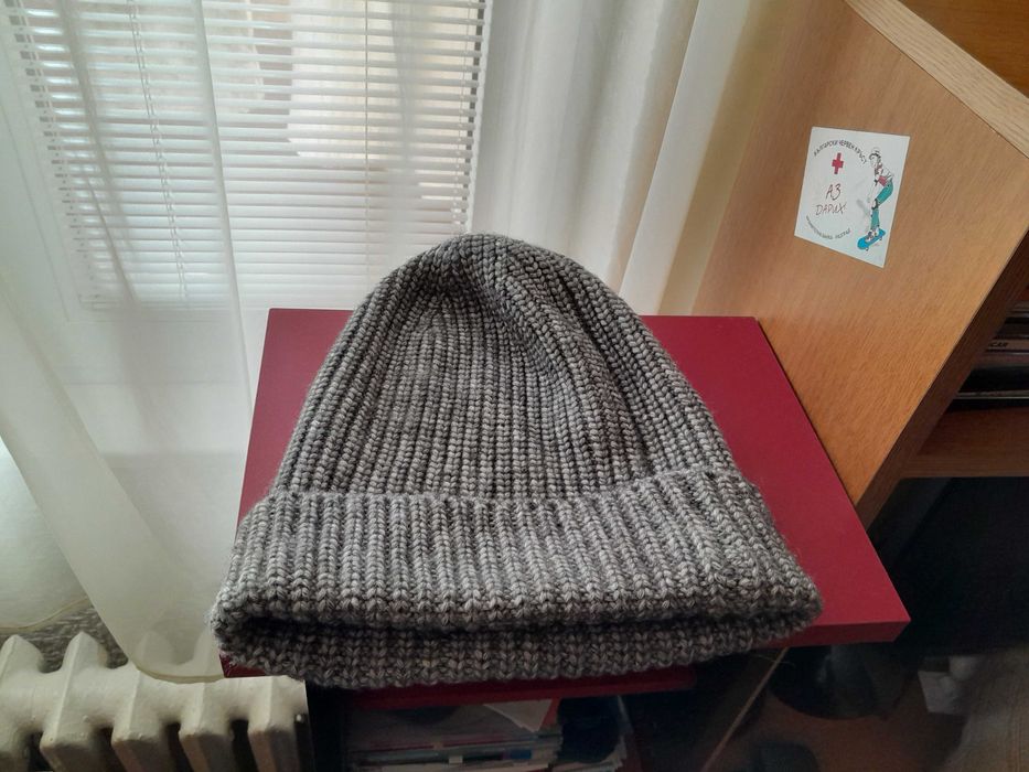 Дамски  вълнени  шапки