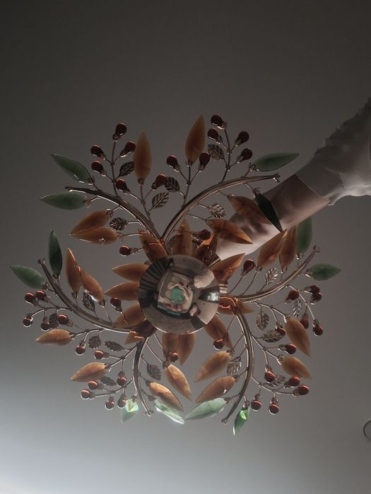 Продам две люстры, два бра настенные.