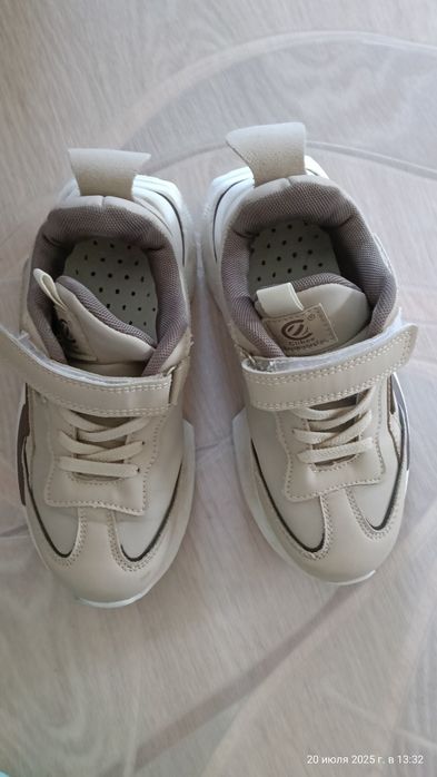 Отдам детскую обувь и брюки