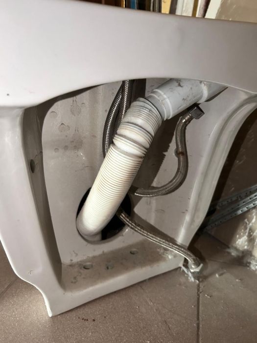 Биде, шкаф и умывальник