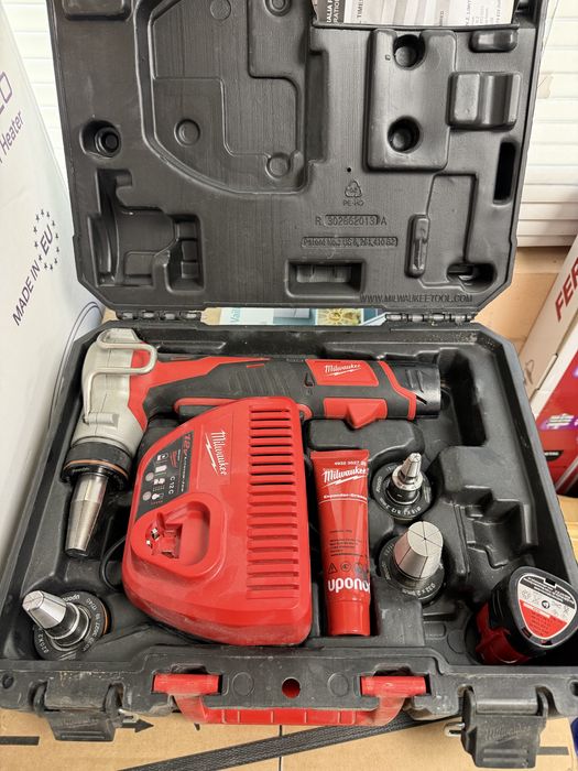 MILWAUKEE  Masina pentru expandat Cu acumulator - echipat