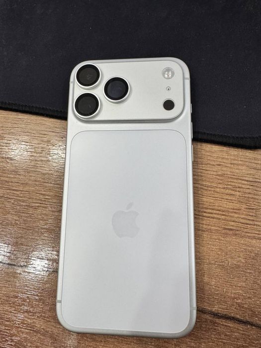 Продаётся iPhone 17 Pro Max 1TB.