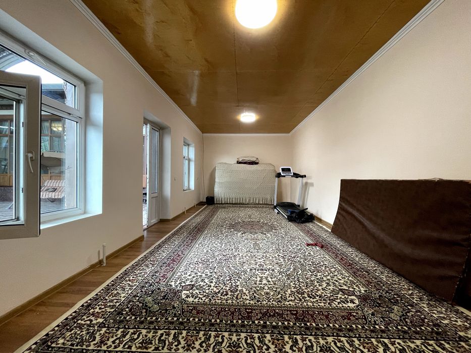 уй сотилади участка 10 соток 10 хона уй катта оилага мулжалланган