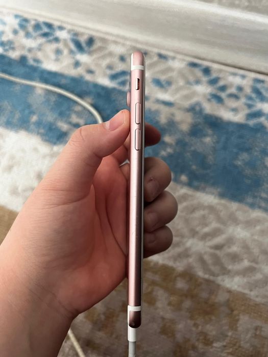 Продам Iphone 7.