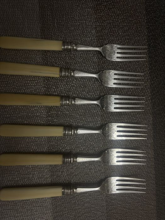 Сребърни прибори за хранене