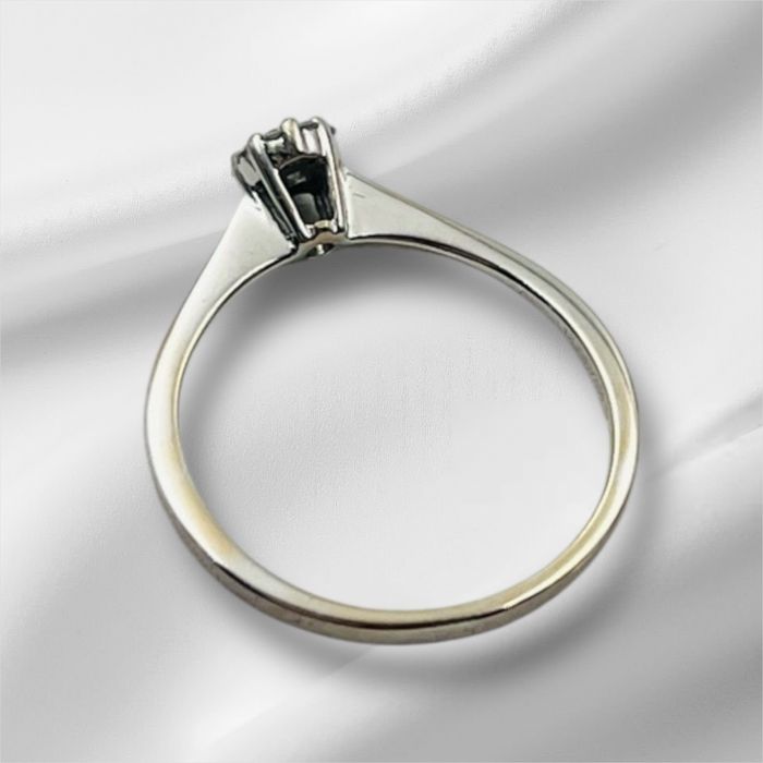 Златен годежен пръстен с диамант