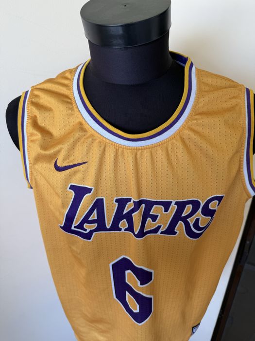 Maiou Lakers , James