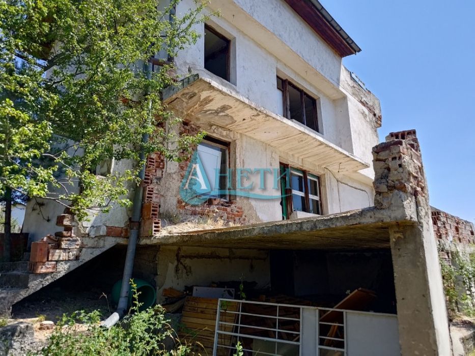 Масивна къща 144м2 с двор 600м2 и гараж 33м2 в с.Подгумер,