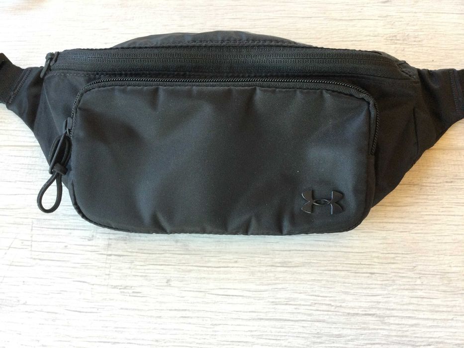 НОВА оригинална мъжка черна чанта чантичка за кръста "банан" crossbody bag UNDER ARMOUR от САЩ