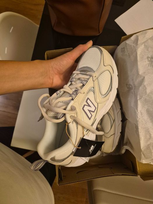 Продавам чисто нови маратонки New Balance 408 – оригинален и модерен модел, подходящ за ежедневно носене.