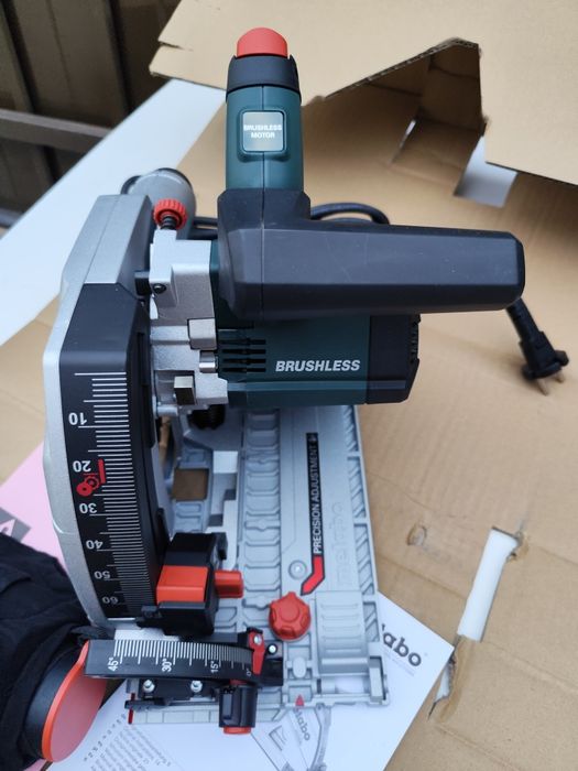 Нов безчетков потапящ ръчен  циркуляр Metabo KT 66 BL 1200W