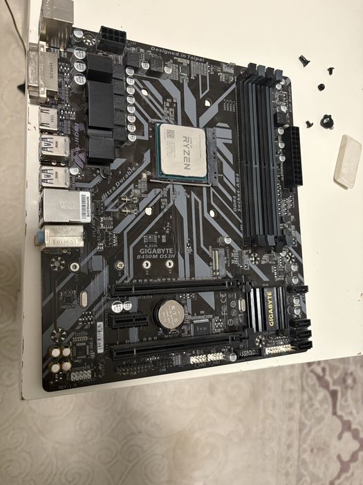 Vand Kit Ryzen 2200G si placa de baza B450M