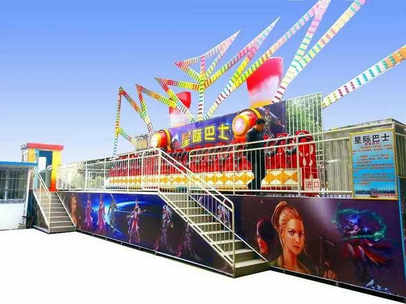 Atraksion piratiski karobli va skameykalar