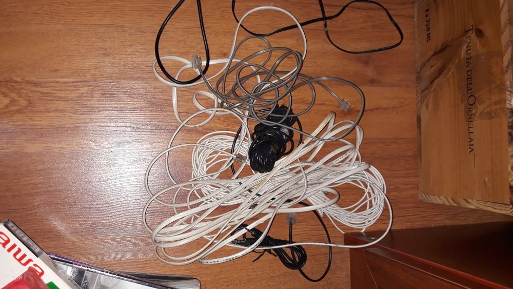 Переходники, провода разные, оригинальные адаптеры.