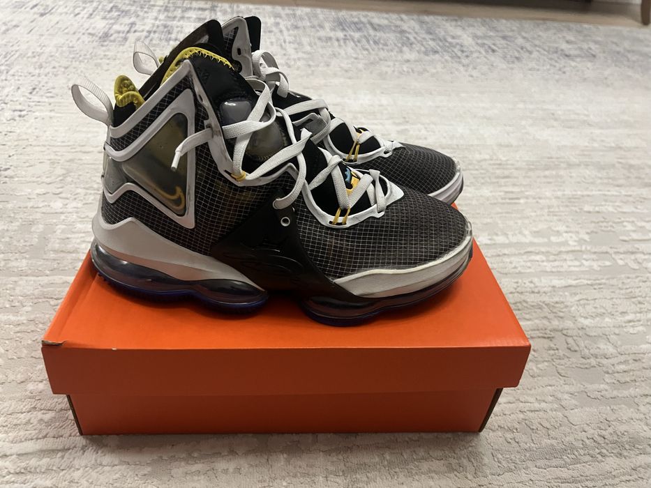 Баскедбольные кросовки nike lebron 19