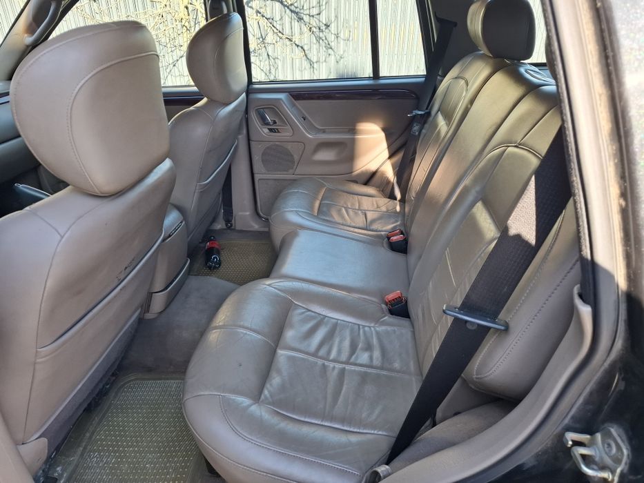 Vand Jeep Grand Cherokee autoutilitara  cu 4 locuri