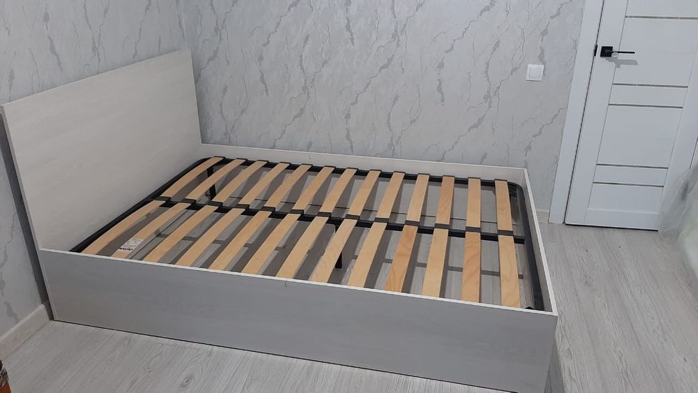 Продам кровать с матрасом