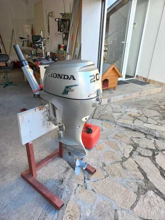Продавам перфектен извънбордов двигател Honda 20 к.с.