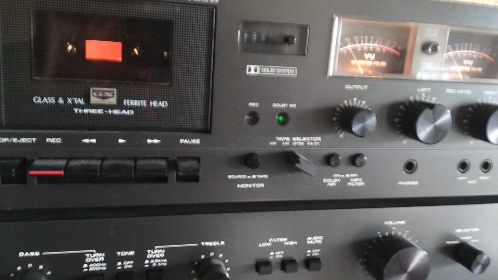 Музикална уредба Akai - усилвател, тунер и триглав дек