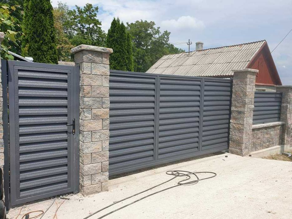Garduri din panouri stil jaluzele, sipca metalica, tabla, plasa si BCA
