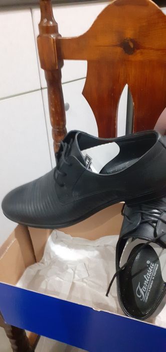 Продавам чисто нови спортно елегантни луксозни обувки 44 номер