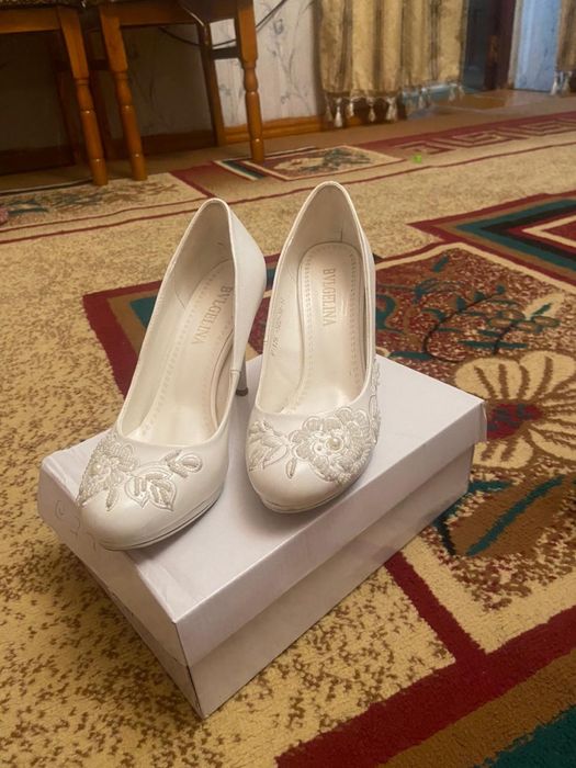 белые туфли