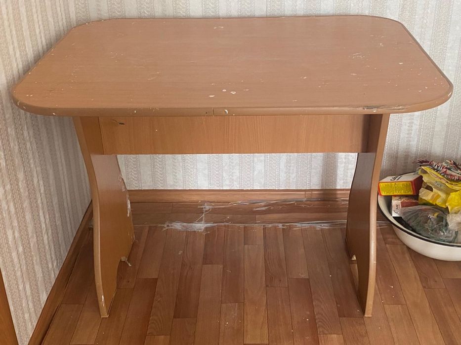 Стол в хорошом состояние