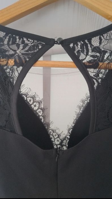 Rochie de seara cu dantelă și paiete