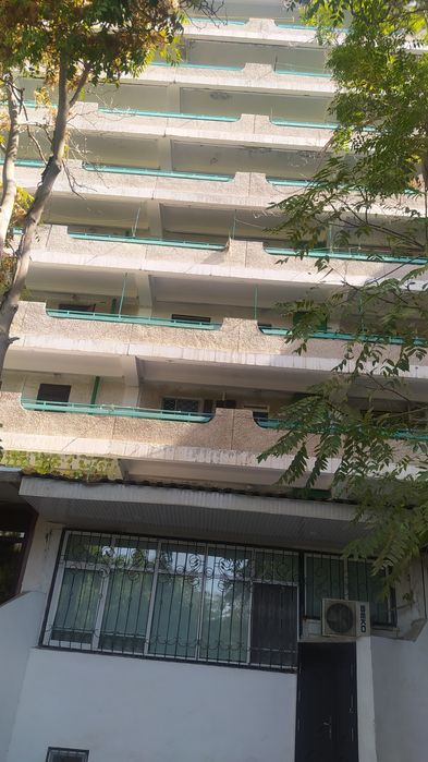 Kvartira sotiladi.9mk.trilistnik.3 etaj .2 xonali.bez makler.