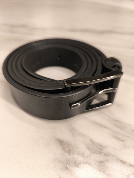 Продавам черен  костюм MONNI