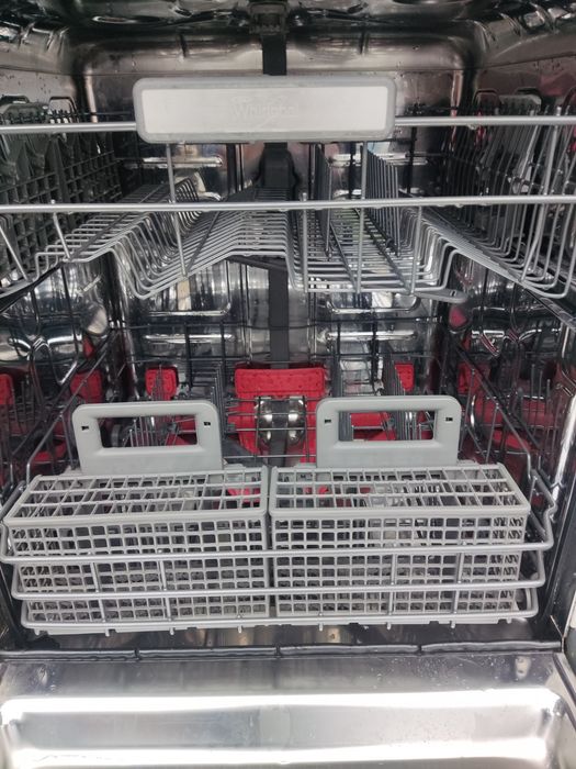 Свободно стояща съдомиялна WHIRLPOOL.