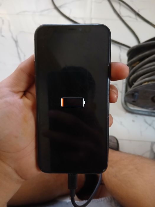 Vând iphone 11 pro pentru piese