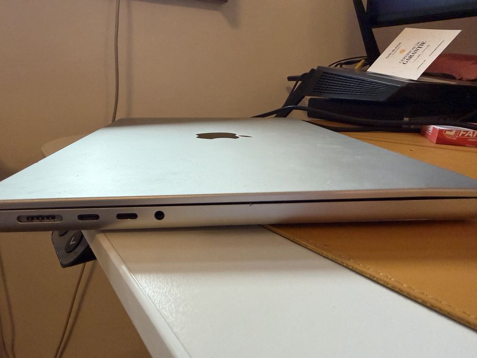 Macbook pro 2023 m2 pro 10 cores 16 Gb 512