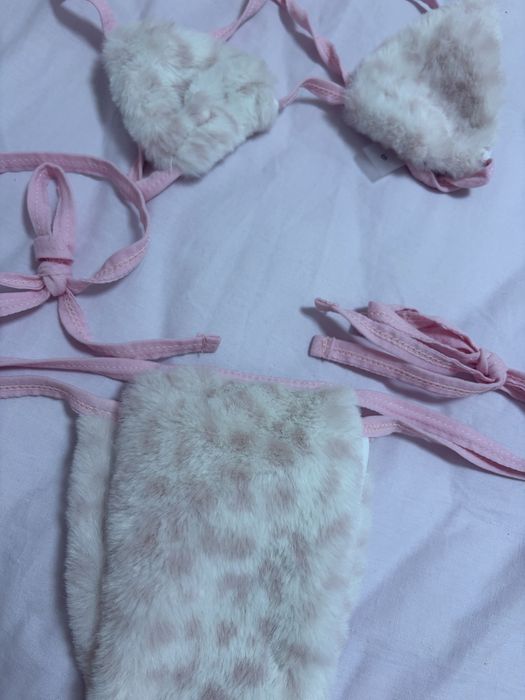 Розов бански костюм